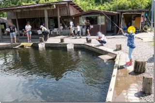 九重の釣り堀 地蔵原釣り堀センター(大分県九重町)