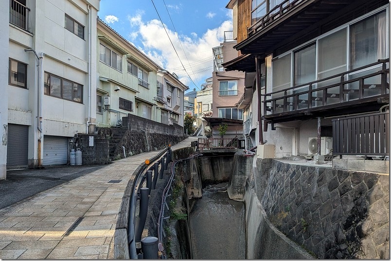 鉄輪温泉 川沿いを谷の湯通りを更に登る