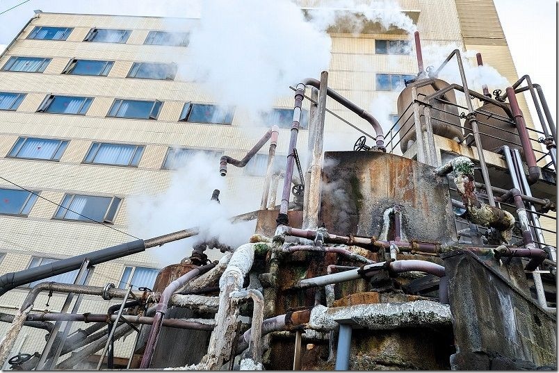 「大江戸温泉物語Premium ホテル風月」裏手の大型 源泉装置 装置と大量の蒸気