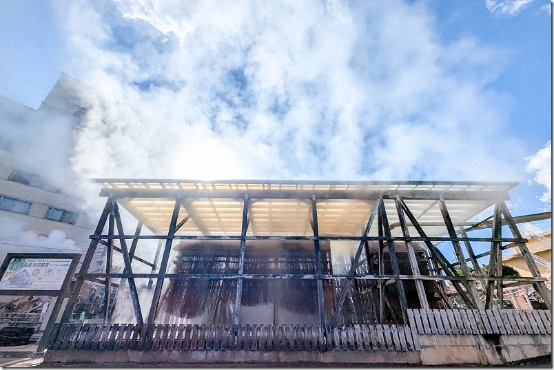 「ひょうたん温泉」の大型 湯雨竹と噴気・蒸気【源泉100.4度 毎分500L】