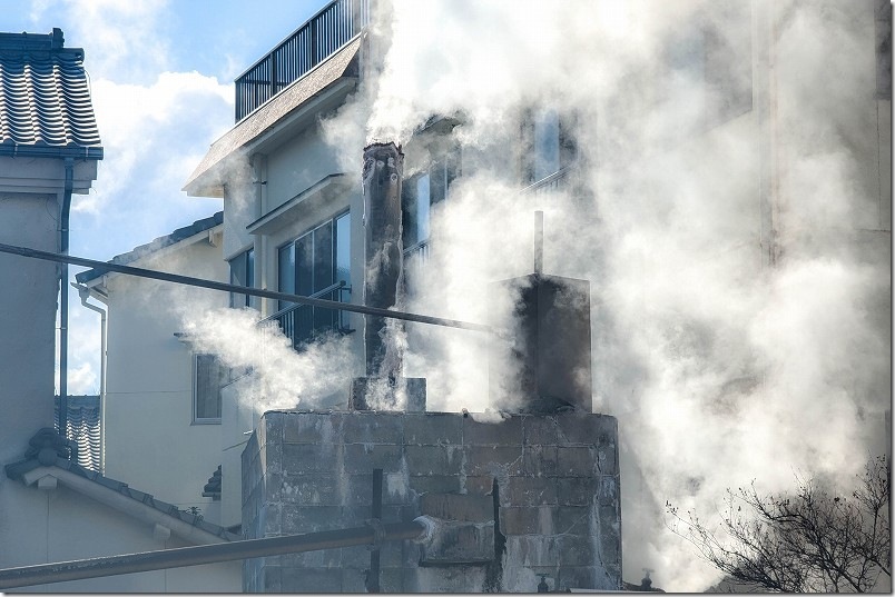 共同浴場 すじ湯温泉周辺の源泉装置の蒸気、噴気
