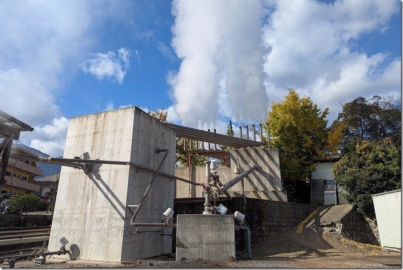 近代的な感じの源泉装置から噴気立ち上る 鉄輪温泉