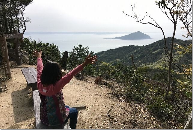 糸島 立石山頂上と子供 糸島 立石山頂上と子供