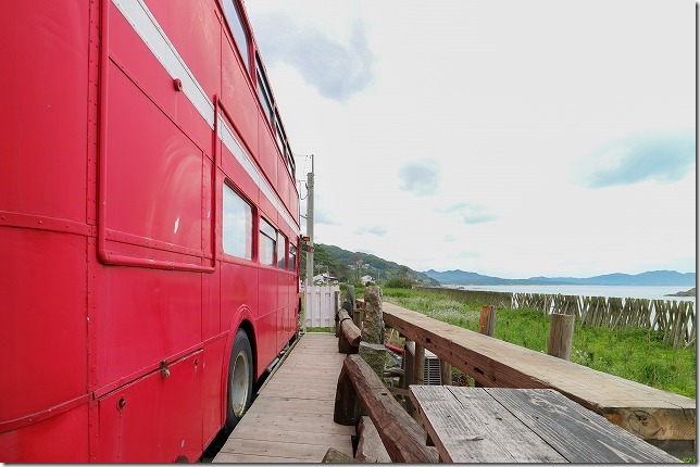 糸島の2階建てバス、ロンドンバスカフェから海 糸島の2階建てバス、ロンドンバスカフェから海
