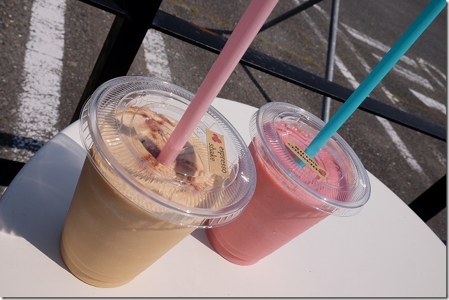 ハニー珈琲、糸島店の「エスプレッソシェイク」と「いちごスムージー」 ハニー珈琲、糸島店の「エスプレッソシェイク」と「いちごスムージー」