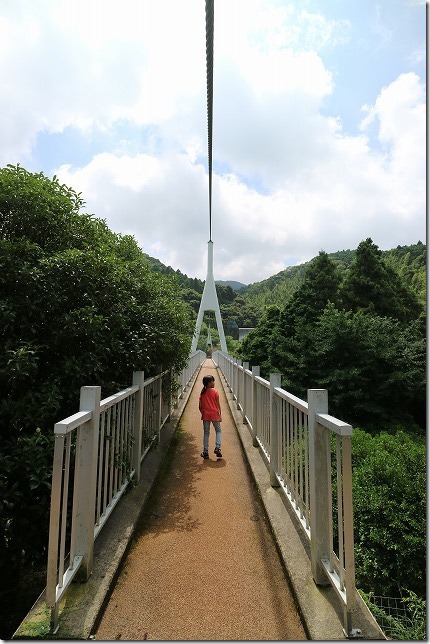 糸島、ゆらりんこ橋を渡る