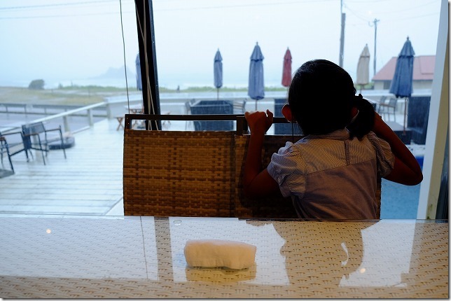 Hona Cafe 糸島、店内から二見ヶ浦