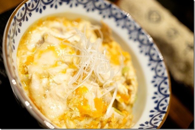 鶏料理「万中」の媛っこ地鶏の親子丼