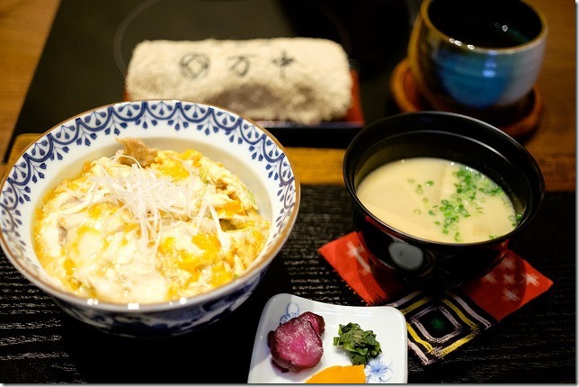 鶏料理「万中」の媛っこ地鶏の親子丼