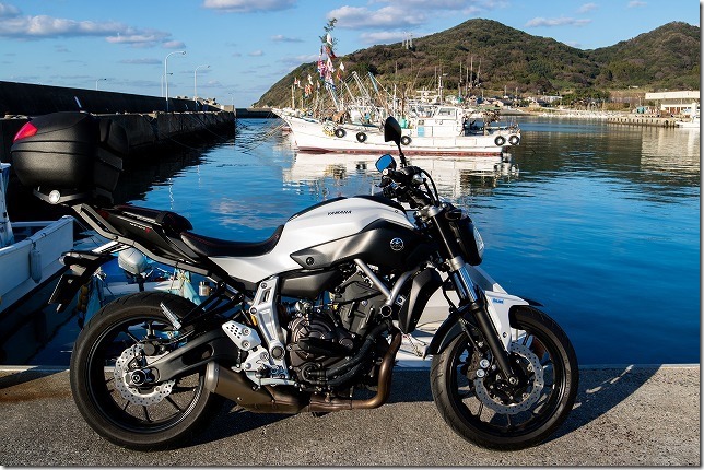 西浦漁港の大漁旗とバイク