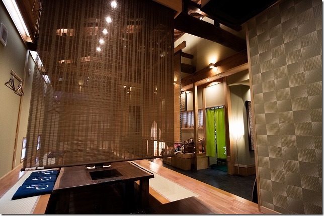 鶏料理「万中」の店内