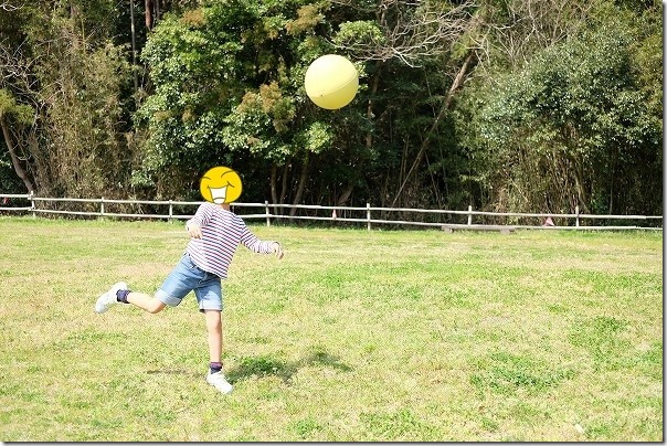 かなたけの里公園で子供とボール投げ