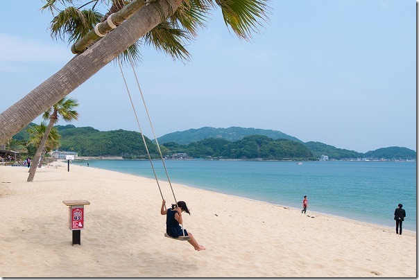 糸島ざうお本店のヤシの木ブランコ