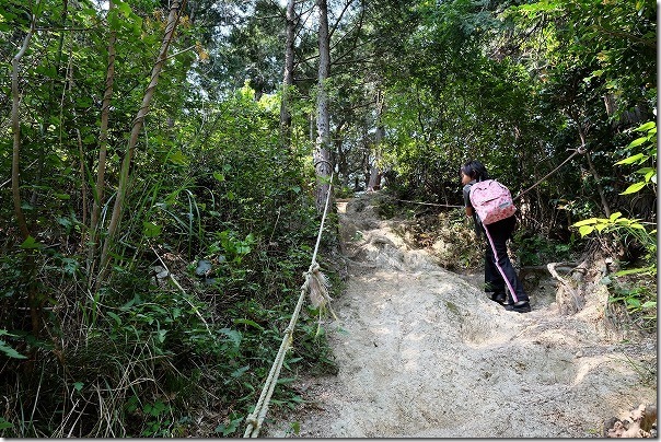 飯盛山山頂から叶岳の途中のロープ場