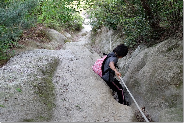 ロープで下る叶岳