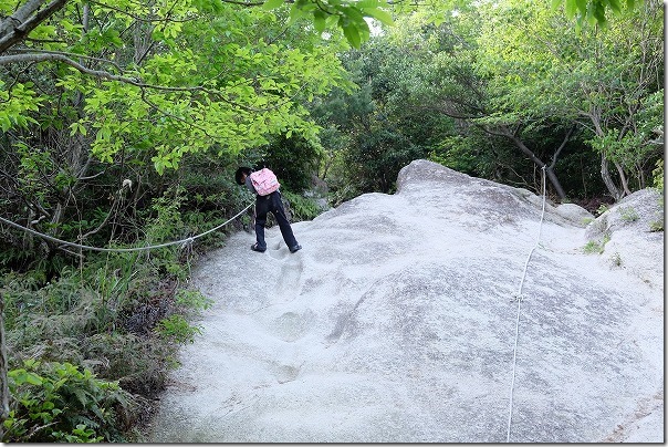 ロープで下る叶岳