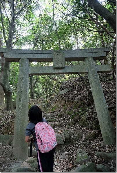 生松台中央公園へ下山の道、鳥居