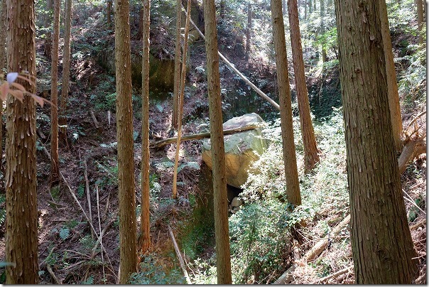 子供と飯盛山の登山、空中で停まる石 子供と飯盛山の登山、空中で停まる石