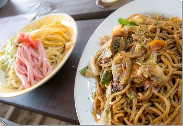 糸島の深江海水浴場、海の家、波で食事