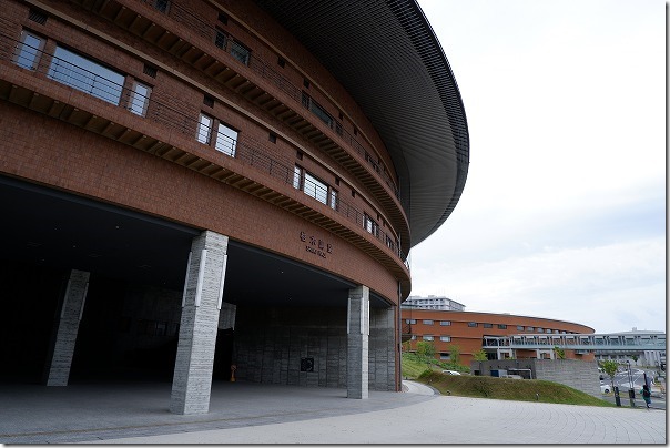 糸島にある九州大学伊都キャンパス内椎木講堂