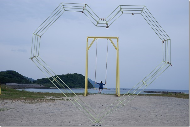 糸島の大きな黄色のブランコとハート