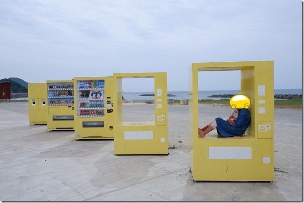 糸島の大きなブランコの駐車場、自動販売機の列