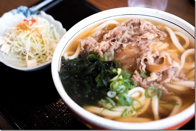 無添「讃岐めん」あじ豊の、讃岐うどん（肉うどん）
