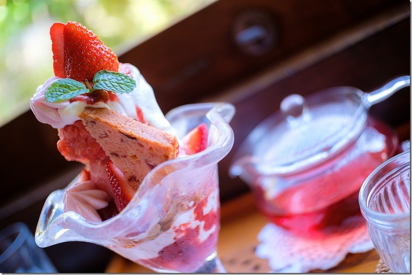 今宿・花野季のいちごの桜パフェとハーブティー 今宿・花野季のいちごの桜パフェとハーブティー