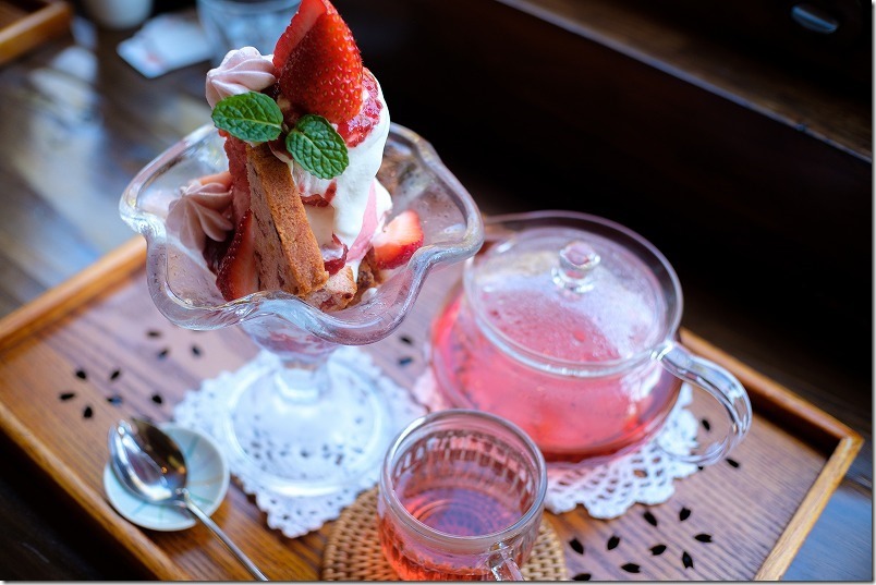 今宿・花野季のいちごの桜パフェとハーブティー 今宿・花野季のいちごの桜パフェとハーブティー