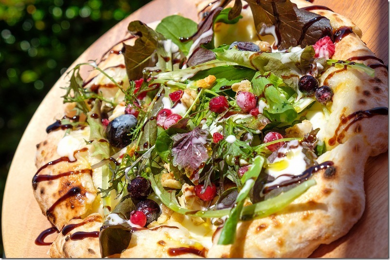 タイム伊都ハイランド店のピザ、ベリーサラダ タイム伊都ハイランド店のピザ、ベリーサラダ