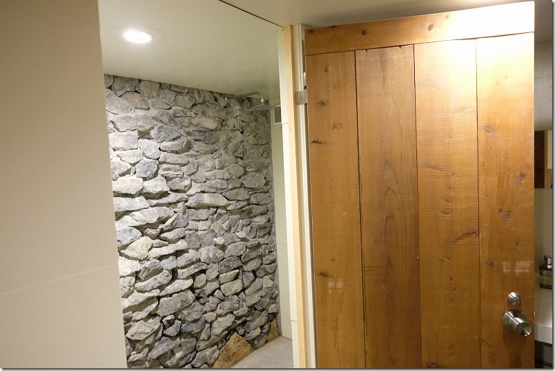 糸島でキャンプ、HIDEAWAY、sunset、campのシャワールーム 糸島でキャンプ、HIDEAWAY、sunset、campのシャワールーム