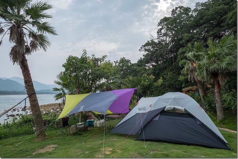 ハイダウェイ、サンセット、キャンプ場にテントを張る