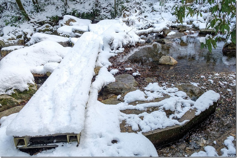 冬の野河内渓谷と雪