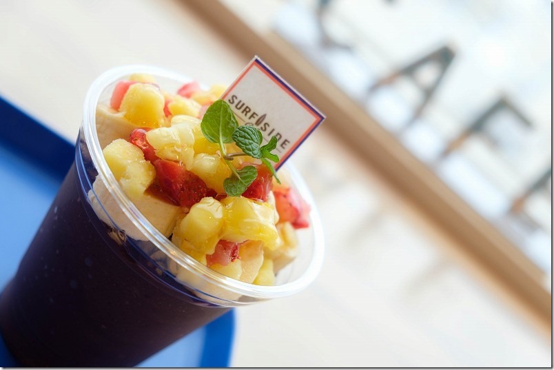糸島二見浦サーフサイドカフェでフルーツたっぷりのアサイー