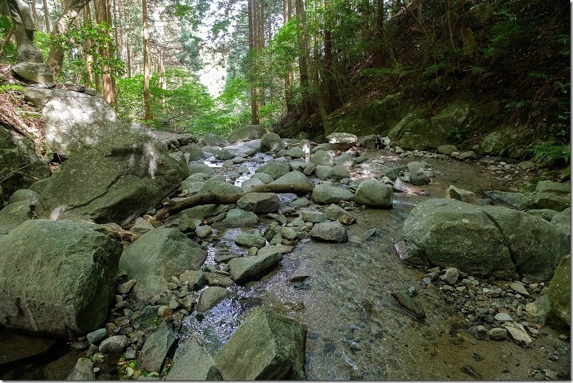 糸島・千寿院の滝、川の中 糸島・千寿院の滝、川の中