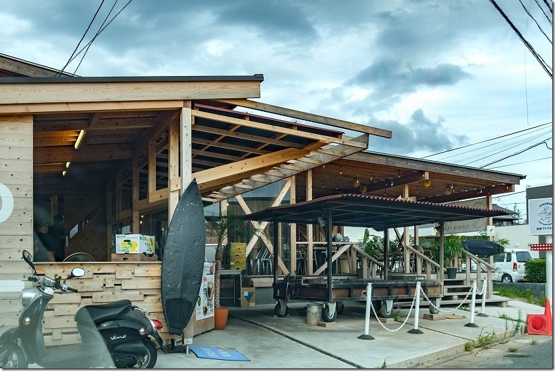 糸島フリフリチキンの外観