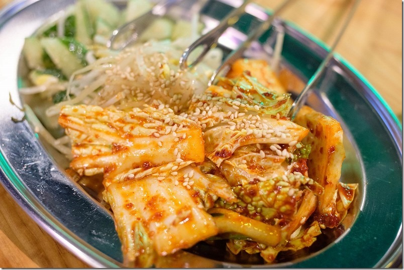 サラダキムチ、豆もやしのナムル、きゅうりのナムル、上の焼肉屋