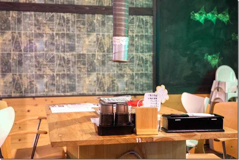 糸島、上の焼肉屋のテーブル席