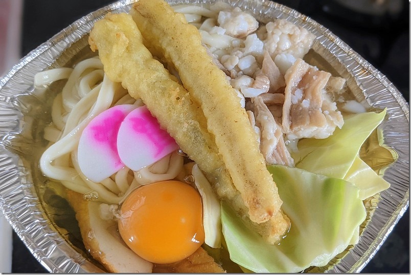 「資さんうどん」でテイクアウトの品の作り方、モツ煮込みうどん 「資さんうどん」でテイクアウトの品の作り方、モツ煮込みうどん