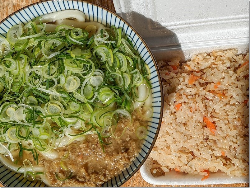 牧のうどんでテイクアウト、大盛り、かしわ飯 牧のうどんでテイクアウト、大盛り、かしわ飯