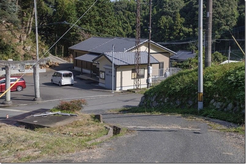 長石のお薬師様の大イチョウの紅葉、駐車場