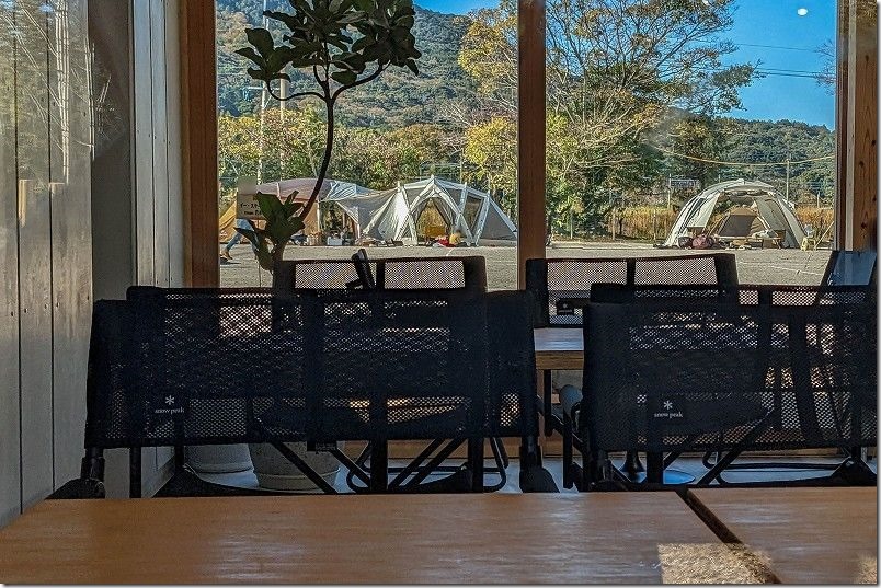 かなたけの里公園、カフェmanuastandの店内の様子