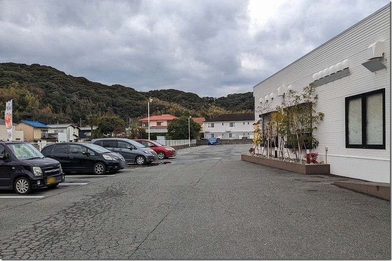 糸島、にぎり塚本鮮魚店の駐車場、広い 糸島、にぎり塚本鮮魚店の駐車場、広い