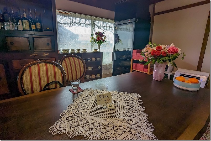 古民家カフェ、シェリルの店内、テーブル席