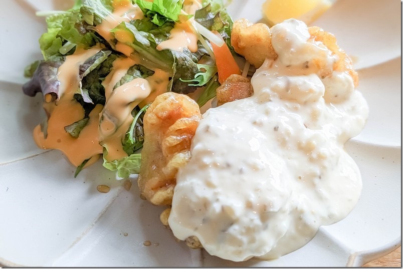 糸島、食堂マウンテンマウンテンのトムヤムスープの水餃子・チキン南蛮の2品定食 糸島、食堂マウンテンマウンテンのトムヤムスープの水餃子・チキン南蛮の2品定食