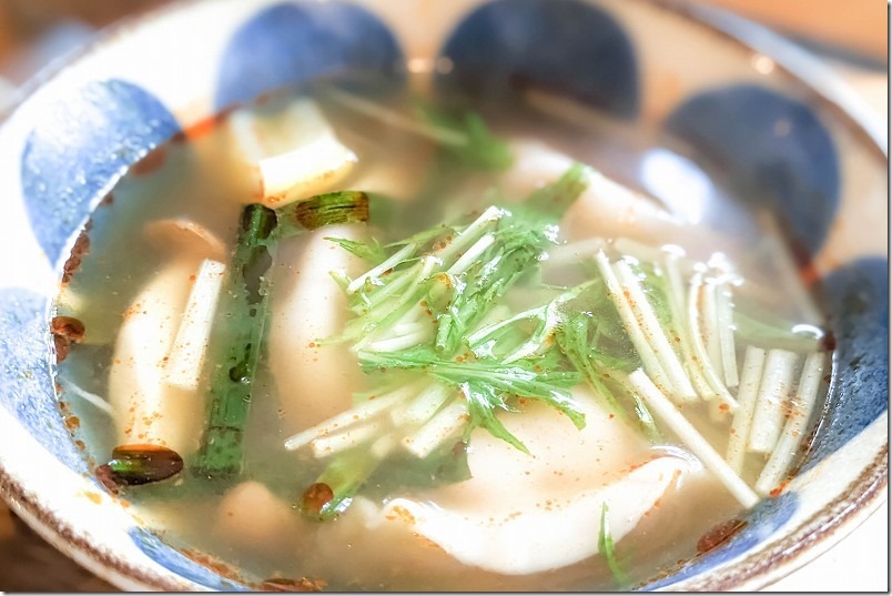 糸島、食堂マウンテンマウンテンのトムヤムスープの水餃子・チキン南蛮の2品定食 糸島、食堂マウンテンマウンテンのトムヤムスープの水餃子・チキン南蛮の2品定食
