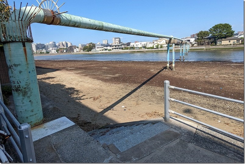室見川で潮干狩り、愛宕東公園から階段で降りる 室見川で潮干狩り、愛宕東公園から階段で降りる