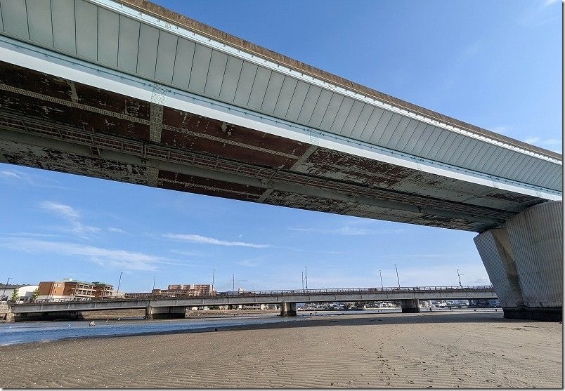 室見川、愛宕大橋と都市高速の下を通って、海側で潮干狩りをしてみます 室見川、愛宕大橋と都市高速の下を通って、海側で潮干狩りをしてみます