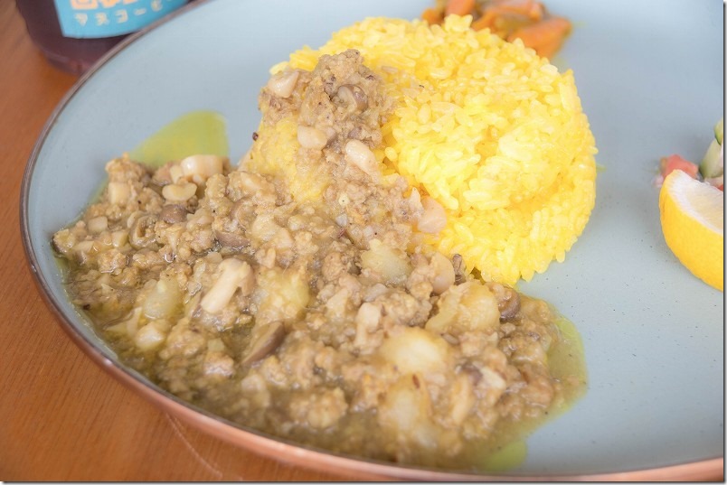 かなたけの里公園、カフェでランチ、こやーどカレー（チキン）大盛り