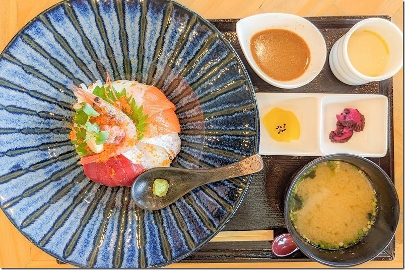 LT2-B-PXL_20230715_023545002 ビーチ&マウンテンのランチ、海鮮丼定食
